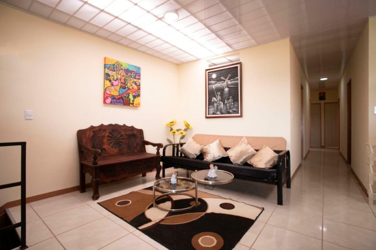 Flor De Katty Hostel Airport Río Segundo エクステリア 写真