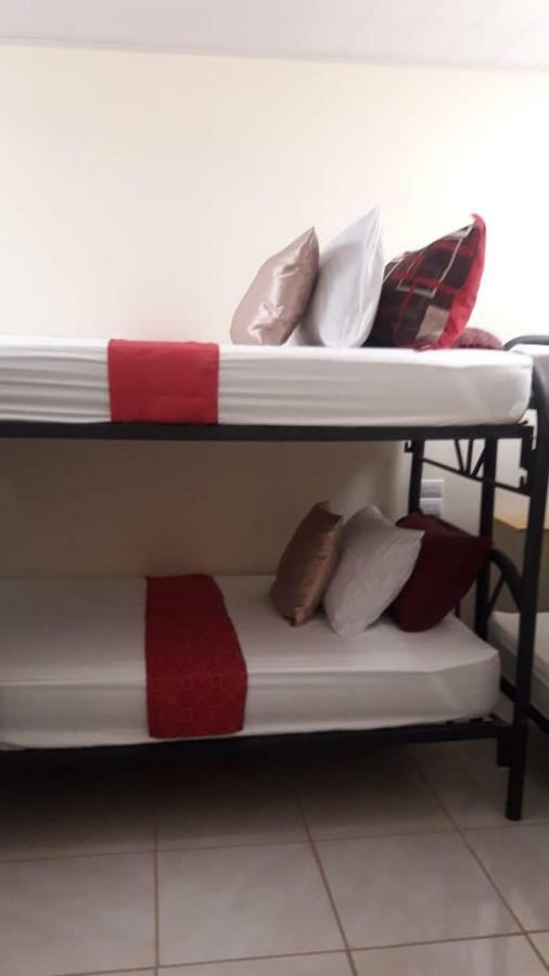 Flor De Katty Hostel Airport Río Segundo エクステリア 写真