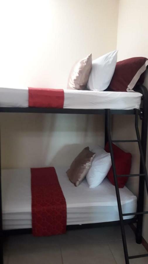 Flor De Katty Hostel Airport Río Segundo エクステリア 写真